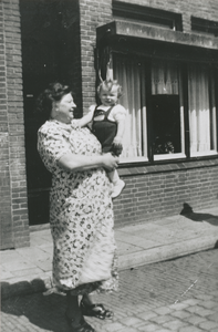 876459 Portret van Cornelia Johanna ('Kee') de Winter-de Nas, echtgenote van caféhouder Marinus Johannes ('Dikke ...